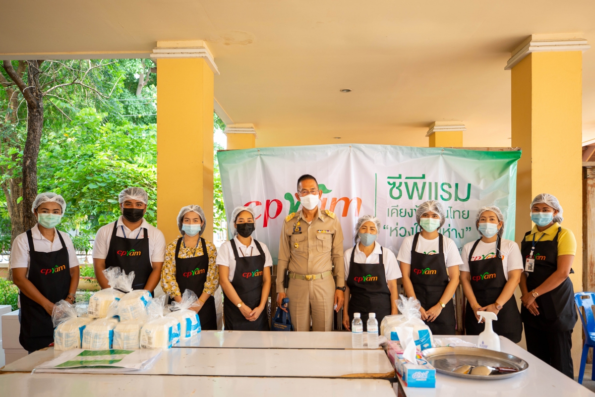 ผู้ว่าฯ ปทุมธานี เยี่ยมให้กำลังใจผู้ปฏิบัติงานครัวกลาง "ซีพีแรม เคียงข้างคนไทย ห่วงใยไม่ห่าง" ณ จวนผู้ว่าราชการจังหวัดปทุมธานี