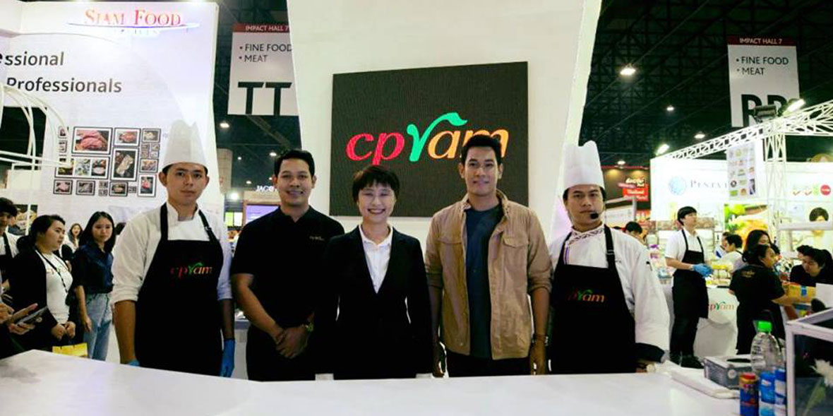 "คุณอ๋อม อรรคพันธ์ นะมาตร์" โชว์ทำอาหารในเมนูสุดพิเศษ ที่บูธ CPRAM ในงาน "ThaiFex-World of food ASIA 2018"